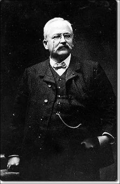 Qui a commencé à lancer les voitures dans la famille Peugeot ?