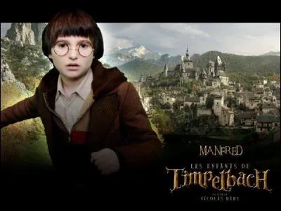 Quel est le motif de la robe de la mère de Manfred ?