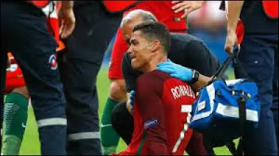 Lors de la finale de l'Euro 2016, quel joueur blessa Ronaldo au genou ?