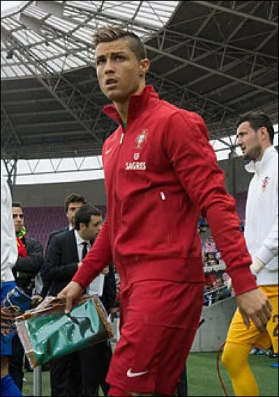 Depuis quelle année est-il le capitaine de l'équipe portugaise ?