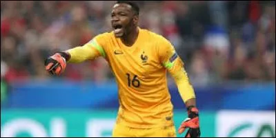 Il joue à l'Olympique de Marseille en tant que gardien de but.