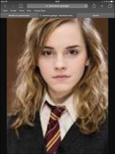 Dans le 6, à l'arrivée d'Harry chez les Weasley, qu'est-ce que Ron veut essuyer sur la joue d'Hermione ?