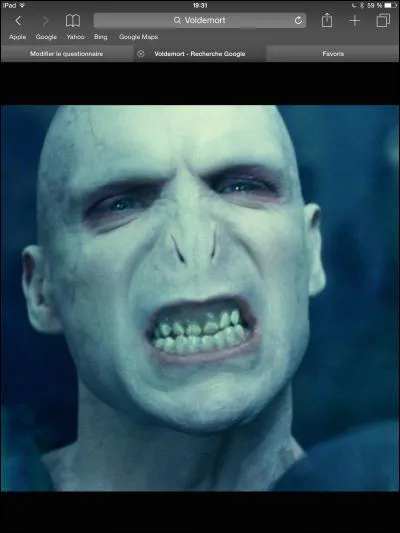 Avant l'attaque des Mangemorts, combien de fois l'homme fait-il des remarques à Voldemort avant de se faire dégommer sans pitié ?