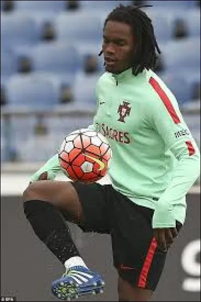 Dans quel club Renato Sanches, meilleur jeune de l'Euro, a-t-il récemment signé ?
