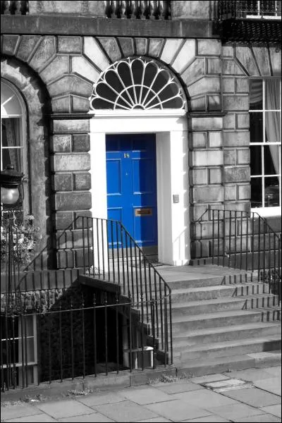 "C'est une maison bleue adossée à la colline..."