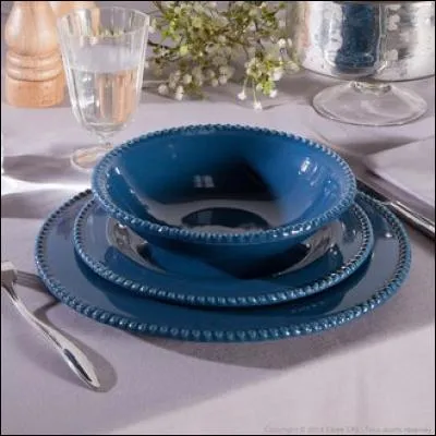 Quel aliment fait-on cuire au court bouillon, dans de l'eau additionnée de vinaigre pour obtenir la cuisson "au bleu" ?