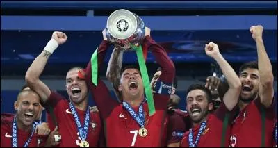 Voici enfin le match France-Portugal qui signe la fin de l'Euro et également de ce quiz en espérant qu'il vous a plu ! Je pense que nous le savons tous, c'est le Portugal qui a remporté l'UEFA Euro 2016 mais avec quel score ? N'hésitez surtout pas à lire les commentaires sous chaque question, j'ai pris énormément de temps à les faire en pensant qu'ils vous serviront.