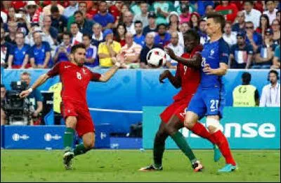 Quel joueur portugais a fait une main lors de cette finale "Portugal - France" ?