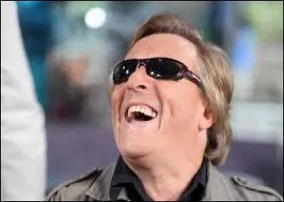 C'est un chanteur aveugle de naissance. Il est spécialisé dans le piano. C'est...