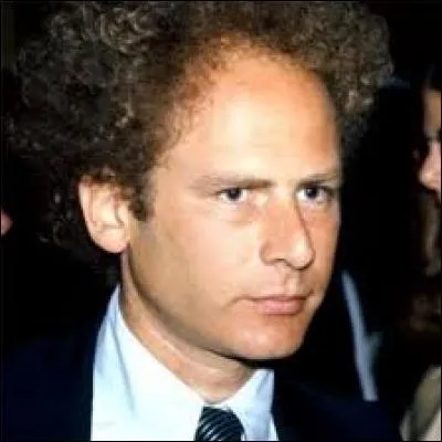 Il est resté célèbre pour le duo qu'il a formé avec Paul Simon. Qui est-il ?