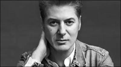 Je suis un chanteur-auteur et compositeur né à Oran en Algérie. Je suis aussi producteur et acteur. Qui suis-je ?