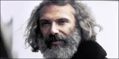 Ce chanteur est d'origine italo-grecque. Il est né à Alexandrie en Égypte. Il était aussi artiste-peintre. Qui est-il ?