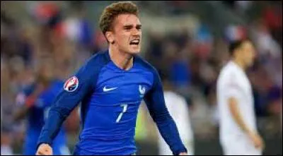 Lors du 15e match, il marque un but contre l'Albanie à la...