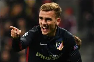 Pauvre Griezmann, il perd sa deuxième finale face au Portugal de Ronaldo, 1-0 pour eux. Une finale remportée par Ronaldo et une défaite pour Griezmann, la deuxième fois qu'il perd une finale contre Ronaldo, et oui, il avait aussi perdu, lors de la Ligue des champions, contre l'équipe de CR7, le Real Madrid sous son club de/du...