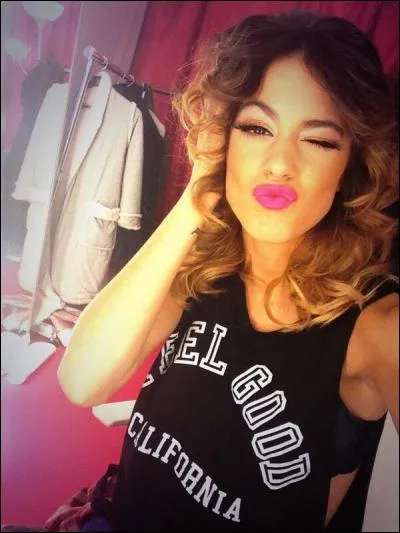 Martina Stoessel aime-t-elle les tenues qu'elle doit porter pour jouer Violetta ?