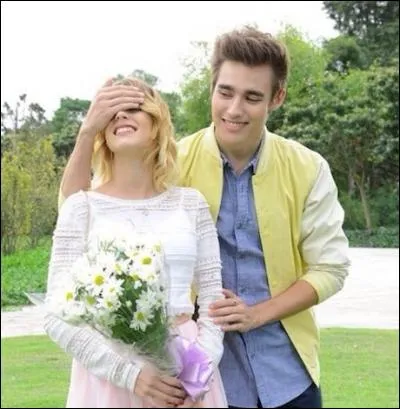 Qu'offre León à Violetta pour son anniversaire, dans l'épisode 1 de la saison 3 ?