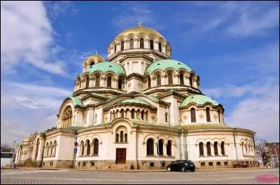 Quelle ville abrite le CSKA et la cathédrale Alexandre Nevski ?