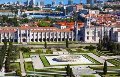 Quelle ville abrite Benfica et le monastère des Hiéronymites ?