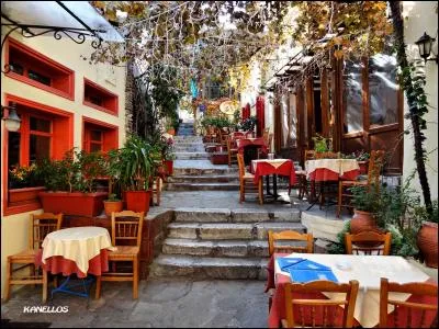 Quelle ville abrite l'AEK et le quartier de Plaka ?