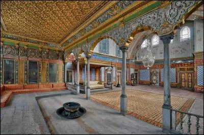 Quelle ville abrite Besiktas et le palais de Topkapi ?