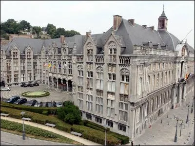 Quelle ville abrite le Standard et le palais des Princes-Évêques ?