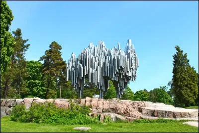 Quelle ville abrite le HJK et le monument Sibelius ?