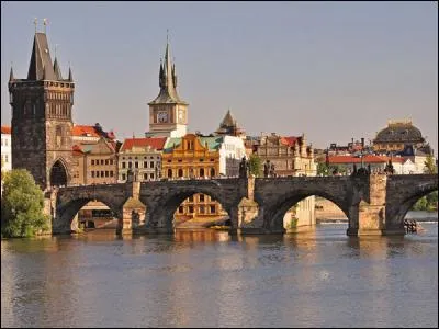 Quelle ville abrite le Slavia et le pont Charles ?
