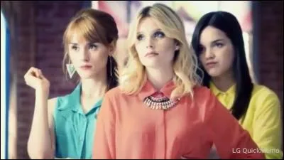 Quel est le nom de l'amie d'Ámbar, réputée pour être quelque peu idiote ?