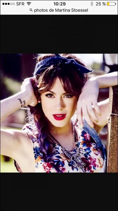 À quel âge a-t-elle commencé à suivre des cours de piano et de guitare ?