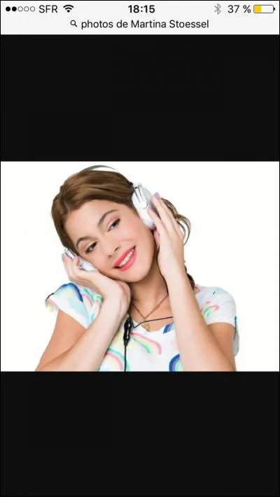 Si oui, qui sont ces deux garçons entre lesquels elle hésite ?