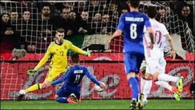 A quel stade de la compétition fut éliminé le tenant du titre, l'Espagne ?