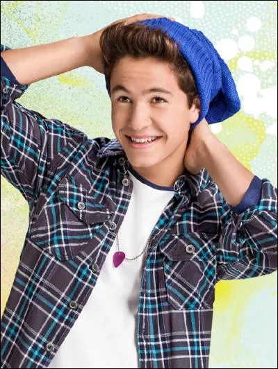 Avec qui Simón forme-t-il un groupe de musique ?