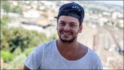 Dans "Amis publics", comment s'appelle son petit frère ?