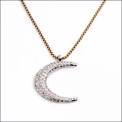 À qui appartient ce pendentif dans "Soy Luna" ?