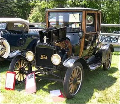 Cette automobile a été fabriquée de 1908 à 1927 par la Ford Motor Company sous la direction de Henry Ford. C'est une Ford...