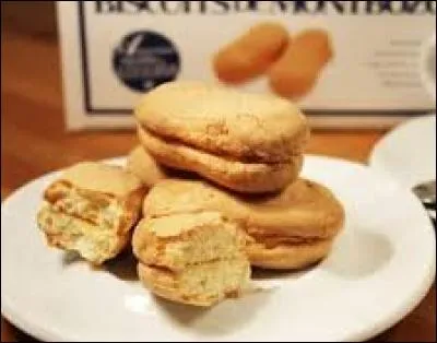 À quoi est parfumé le biscuit de Montbozon qui est une spécialité de la Haute-Saône ?