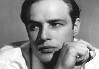 À quel personnage historique Marlon Brando a-t-il prêté ses traits en 1952 ?