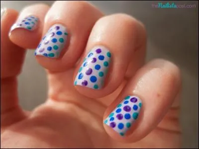 Quel outil pro Yoko utilise-t-elle pour faire des pois sur ses ongles ?