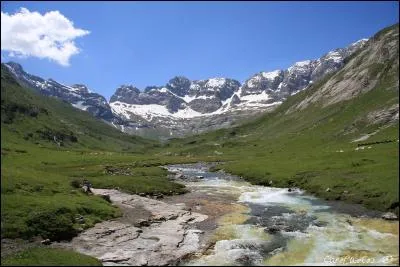 Qu'est-ce qu'un groupe de montagnes formant un cercle ou un demi-cercle ?