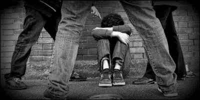 Comment s'appelle celui qui subit des moqueries répétées ?