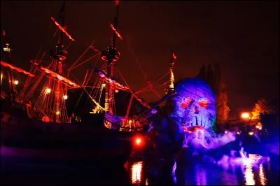 Existe-t-il des cavernes sous la pierre en forme de crâne ?