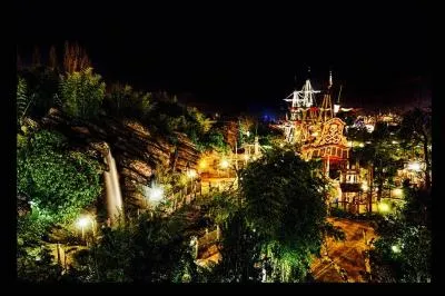 Y a-t-il des passerelles en bois au-dessus du land ?