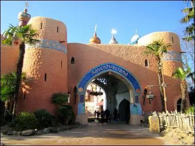 Que peut-on voir sur le toit à l'entrée du land ?