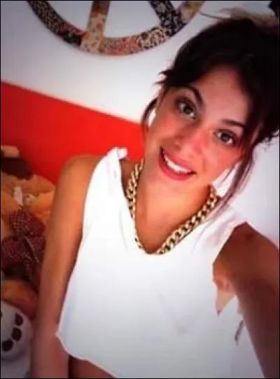 Que peut-on lire sur le tatouage que Tini a dans le cou ?