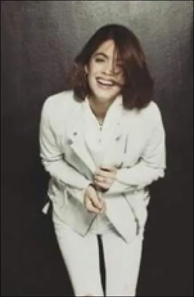 Qu'y a-t-il écrit sur le mur de la chambre de Tini ?