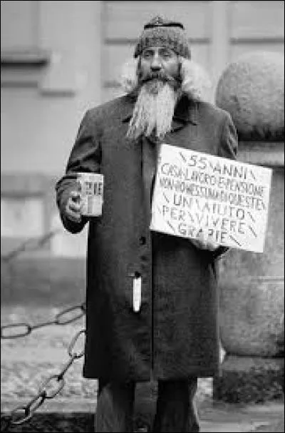 Vous êtes debout, pressés...