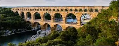 Ce pont français s'appelle le pont du Gard ; cette construction est un...