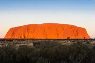 Nous voilà à la dernière question où nous allons visiter un nouveau continent : l'Océanie. Cette magnifique montagne du désert australien s'appelle :