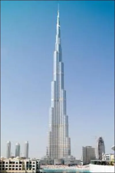 Combien de mètres mesure la tour de Dubaï qui est la plus grande au monde ?