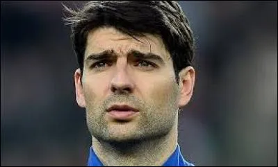 Grâce à quoi pouvait-on facilement identifier le joueur croate Vedran Ćorluka ?